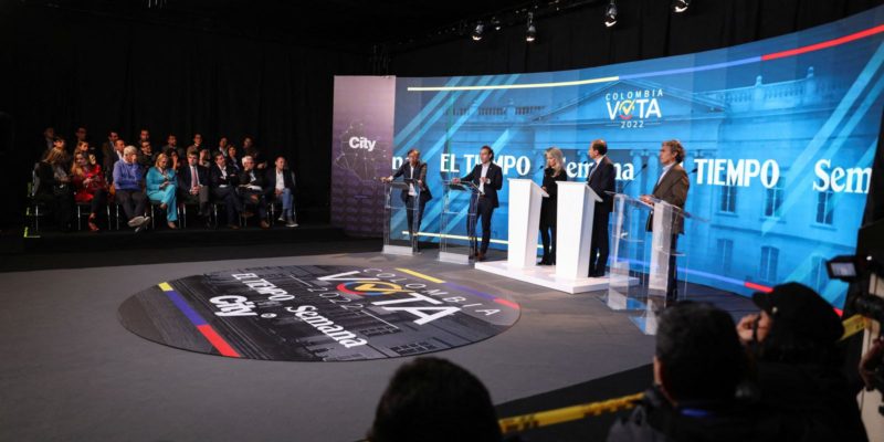 Colombianos vão às urnas em eleição presidencial divisiva