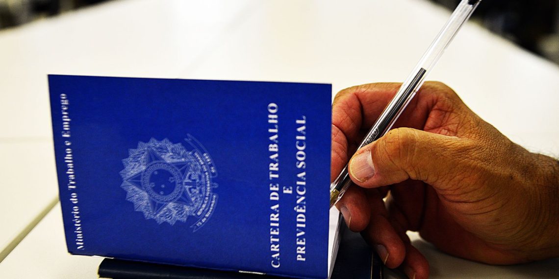 Caged: Brasil criou 196,9 mil empregos com carteira assinada em abril