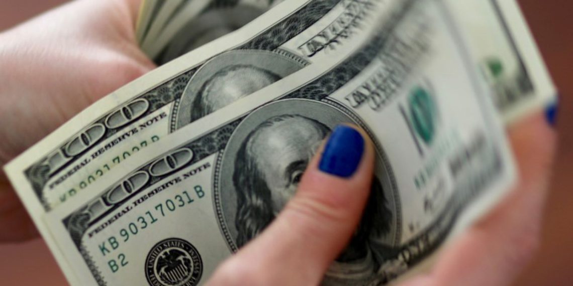 Dólar encosta em R$ 5 com dados de inflação nos Estados Unidos