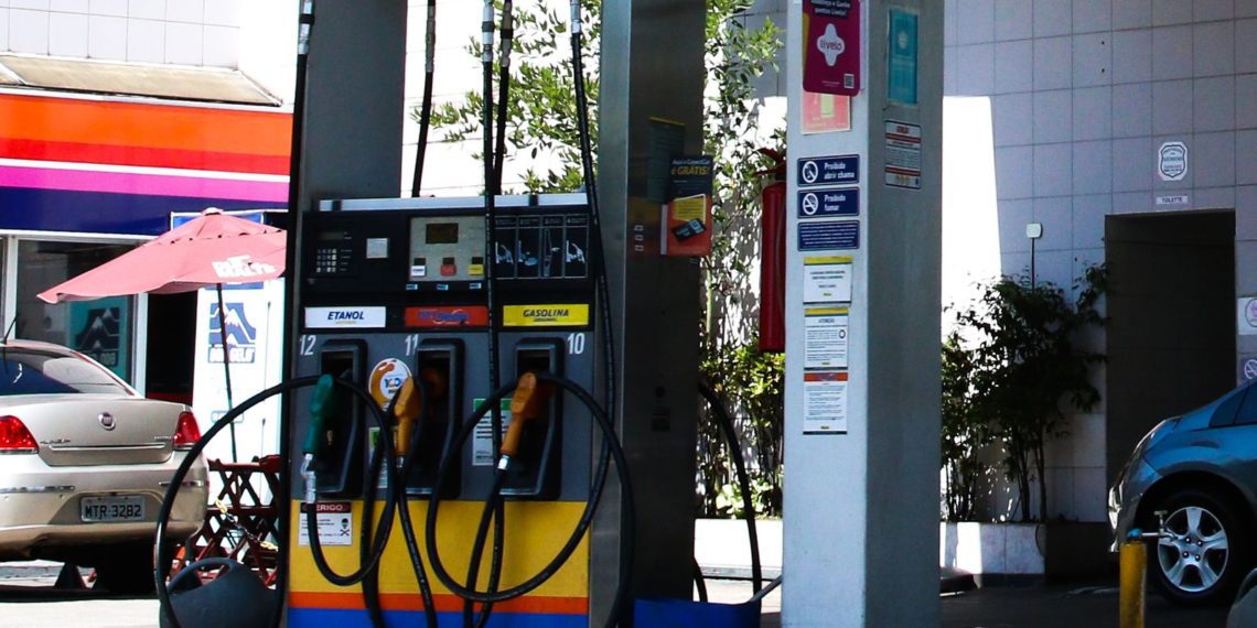 Com lei federal, governo de São Paulo reduz imposto sobre a gasolina