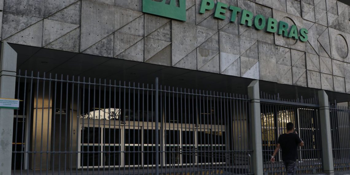 Petrobras reinicia processo de venda de três refinarias