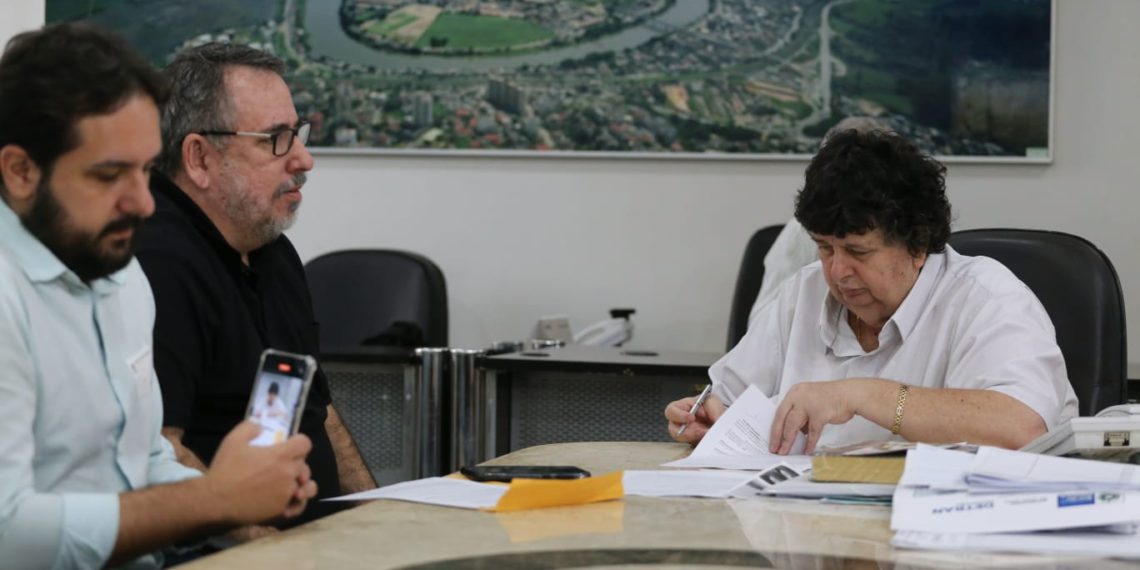 Neto assina convênio para instalação de posto do Detran no Shopping Park Sul