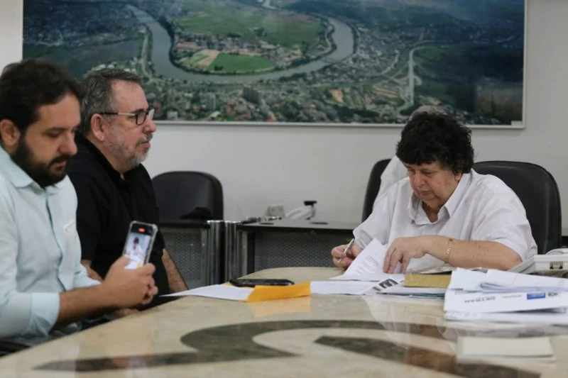 Neto assina convênio para instalação de posto do Detran no Shopping Park Sul