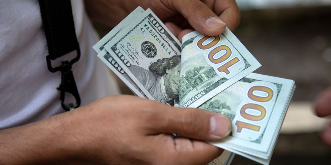 Dólar sobe 10,03% em junho e tem maior alta mensal desde março de 2020