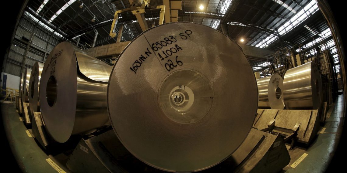 Atividade e nível de emprego da indústria caem em abril, mostra CNI