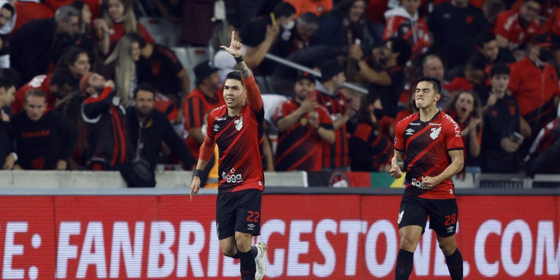Athletico-PR derrota Libertad por 2 a 1 na Arena da Baixada