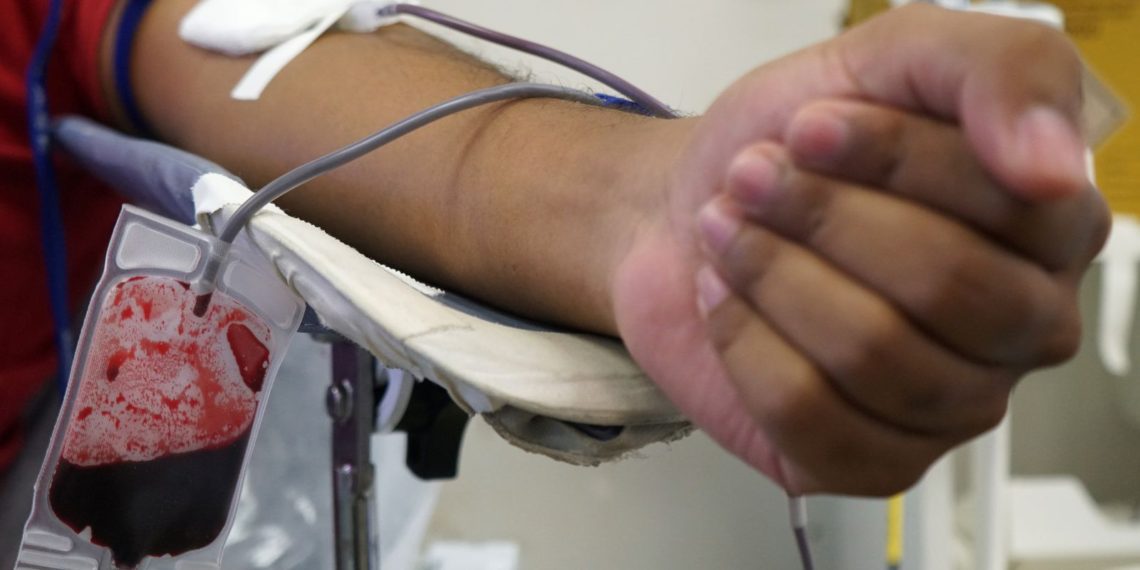Congresso iluminado em vermelho lembra Dia Mundial do Doador de Sangue