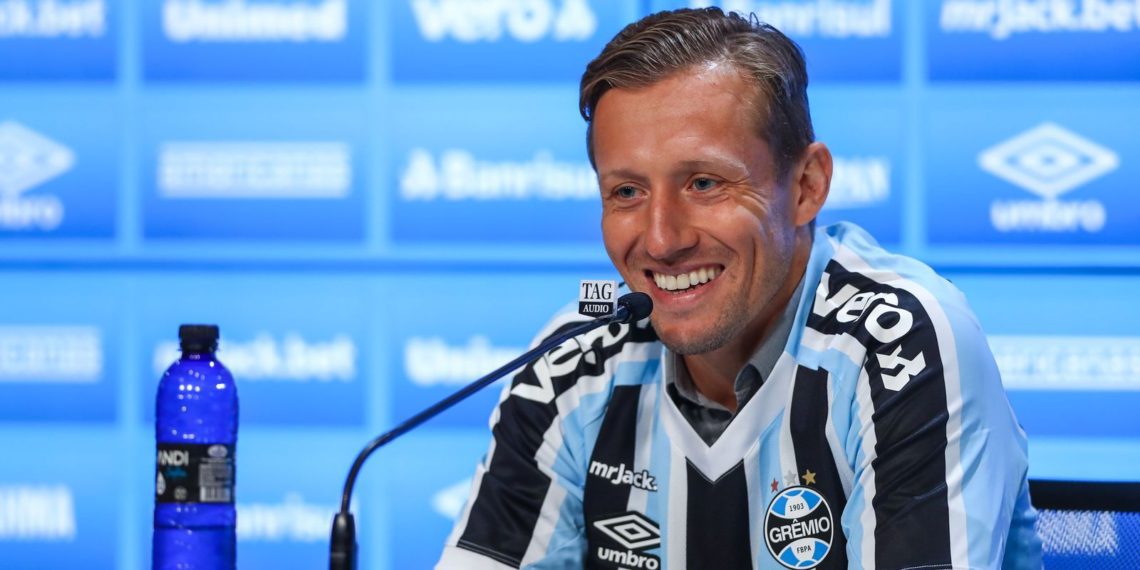 Após 15 anos, Lucas Leiva é anunciado e está de volta ao Grêmio