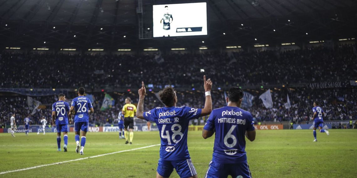 Cruzeiro vence no Mineirão e amplia vantagem na liderança da Série B