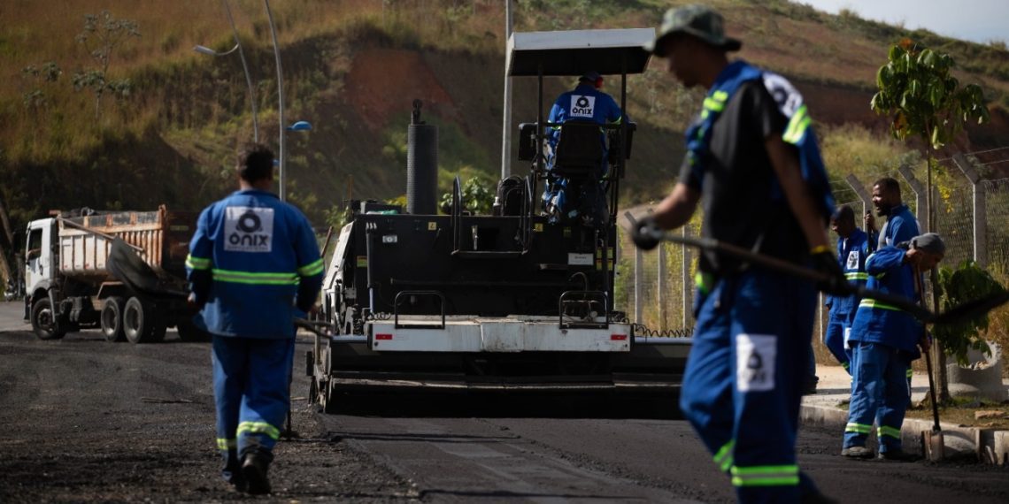 Rodovia dos Metalúrgicos começa a receber asfalto em trecho próximo a cemitério