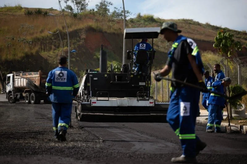 Rodovia dos Metalúrgicos começa a receber asfalto em trecho próximo a cemitério