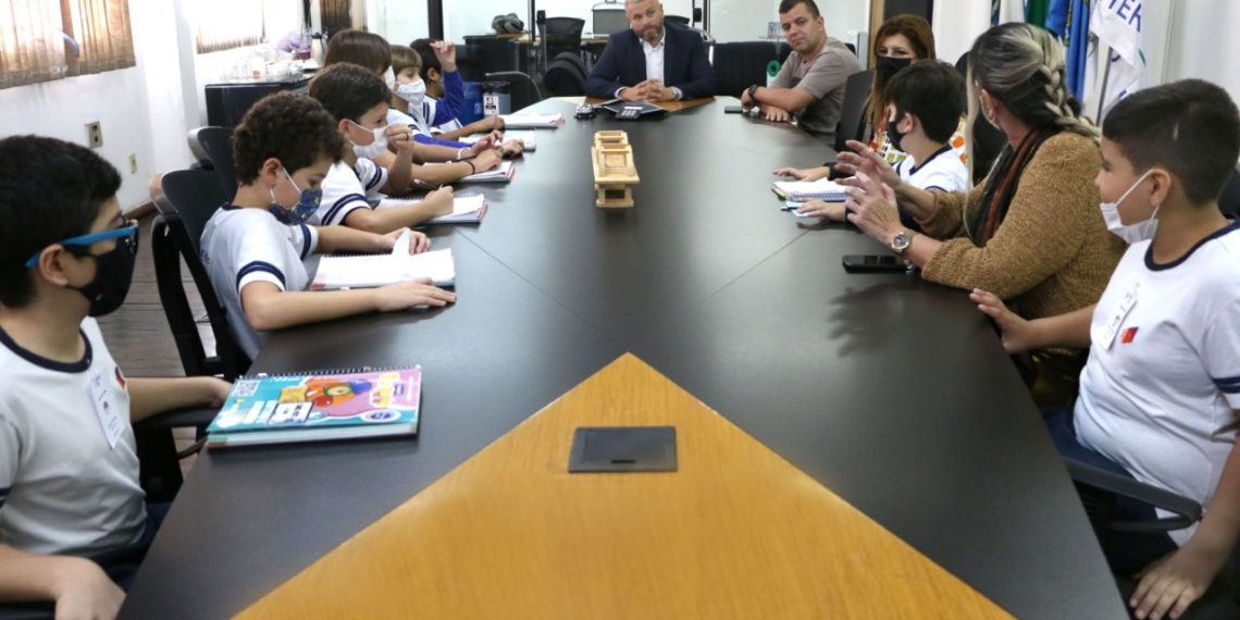 Prefeito Rodrigo Drable é entrevistado por alunos do Ensino Fundamental – Barra Mansa