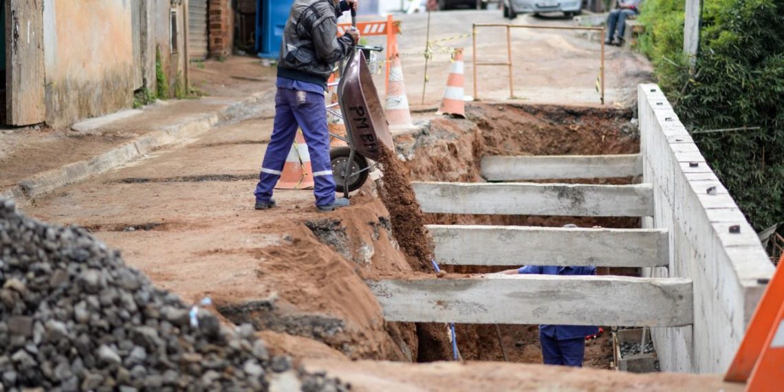 Prefeitura avança com obras do muro de contenção em rua do Nove de Abril – Barra Mansa
