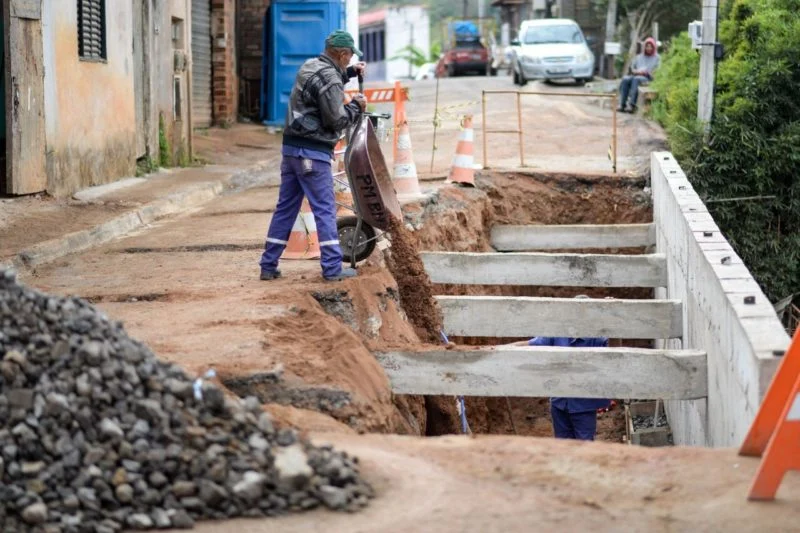 Prefeitura avança com obras do muro de contenção em rua do Nove de Abril – Barra Mansa