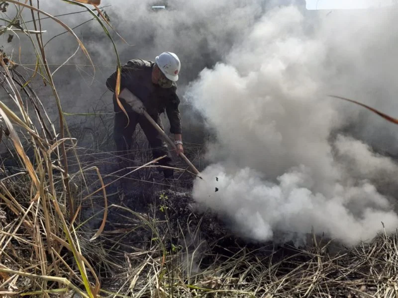 Brigada voluntária de Barra Mansa combate incêndio em terreno no bairro Boa Vista – Barra Mansa