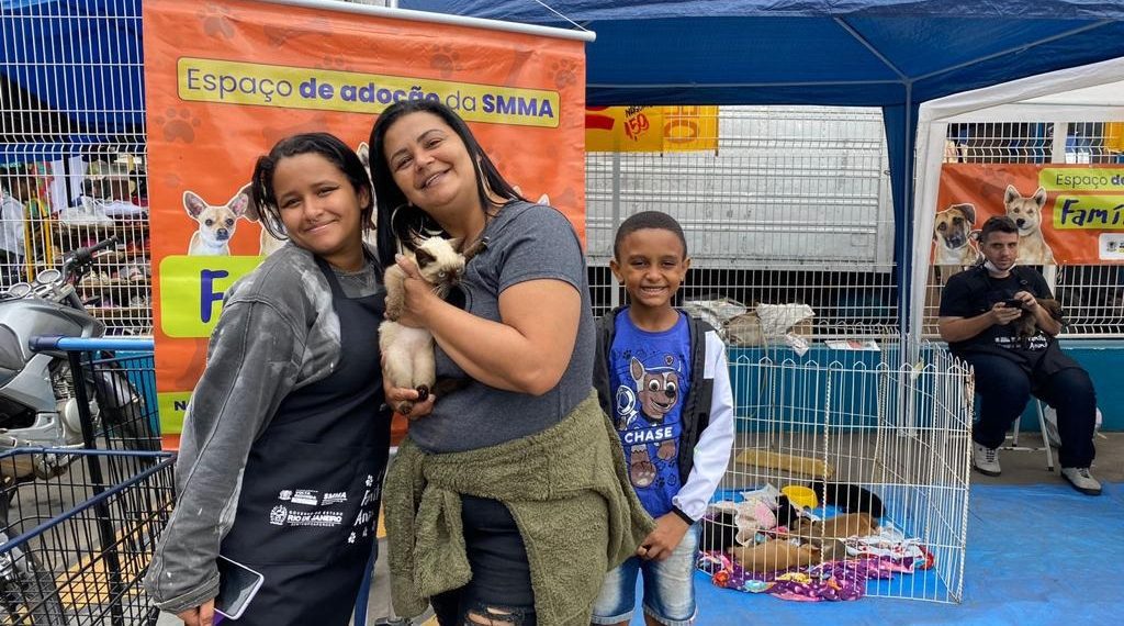 Nove animais ganham novos lares em espaço de adoção promovido pela Prefeitura de Volta Redonda