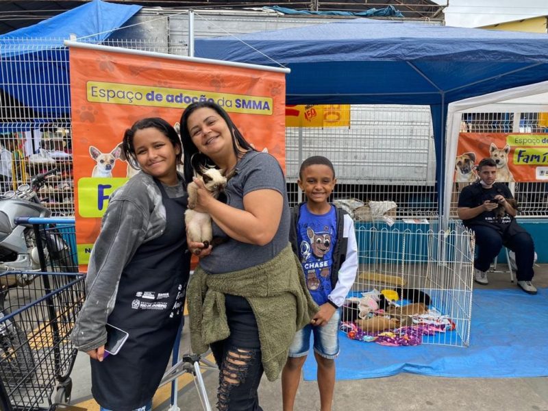 Nove animais ganham novos lares em espaço de adoção promovido pela Prefeitura de Volta Redonda
