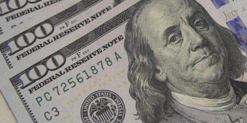 Dólar sobe para R$ 4,80 e fecha no maior valor em uma semana