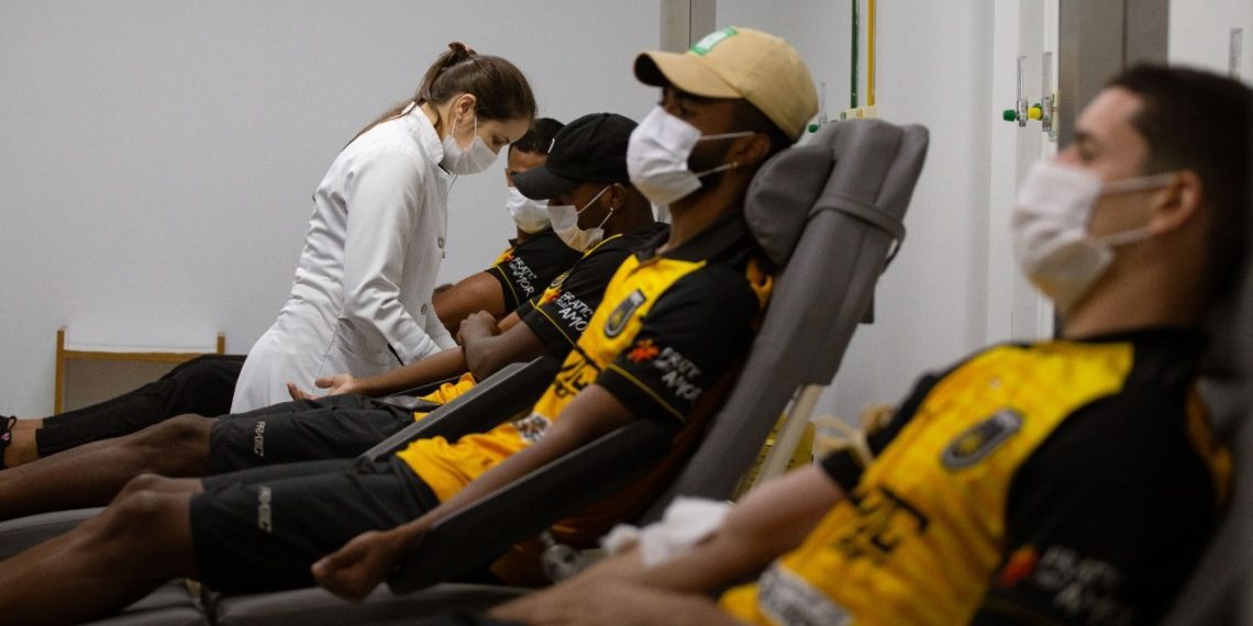 Jogadores do Voltaço doam sangue para o Hemonúcleo de Volta Redonda