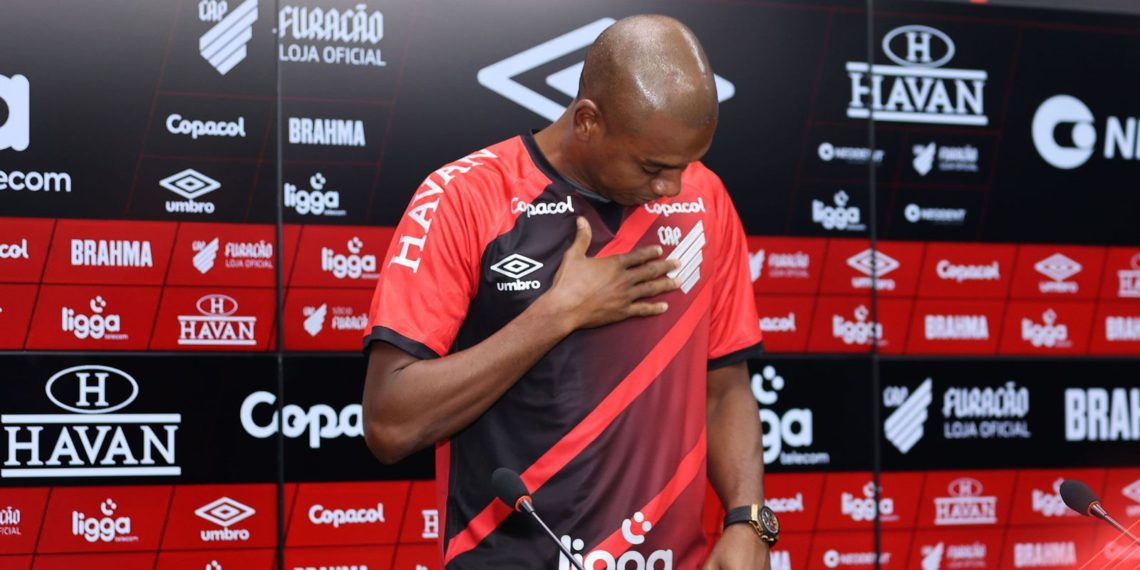 Athletico-PR apresenta oficialmente o volante Fernandinho
