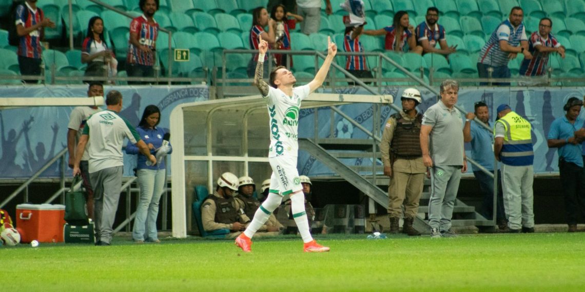 Chapecoense derrota Bahia e se afasta do Z4 da Série B