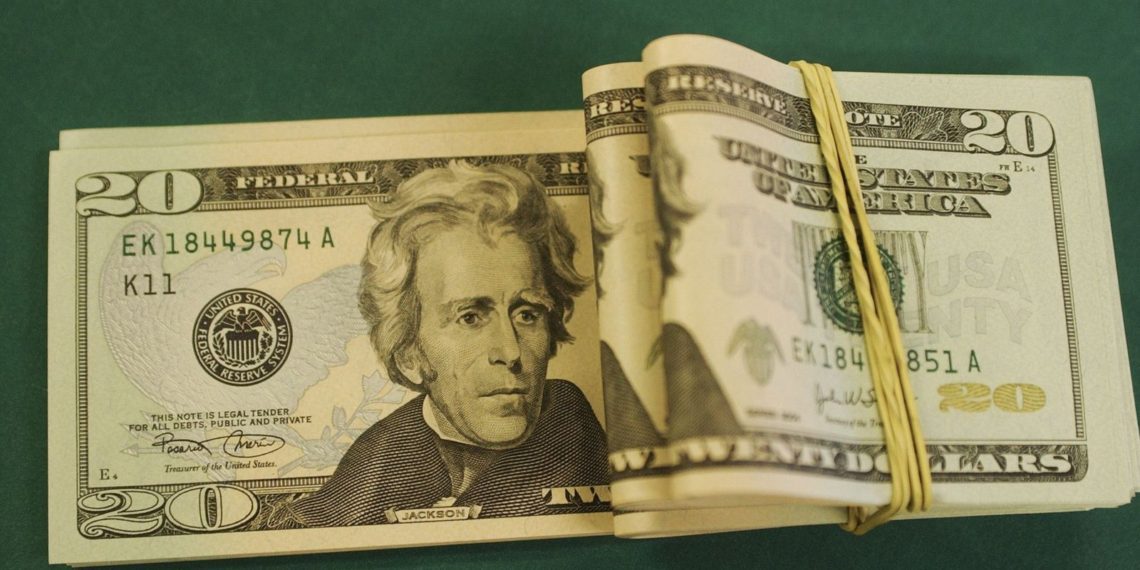 Dólar sobe para R$ 5,18 e fecha no maior valor em quatro meses