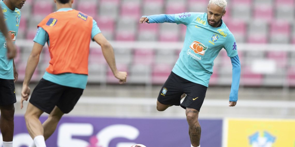 Neymar se machuca durante treino e pode desfalcar seleção nesta quinta