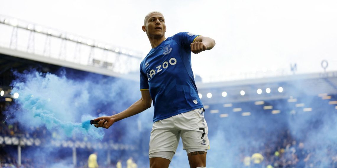 Richarlison é denunciado por conduta imprópria com sinalizador