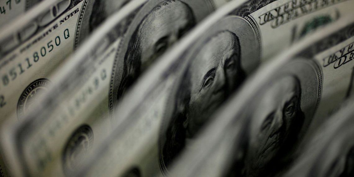 Dólar fecha praticamente estável a R$ 5,42 após cair 1% durante o dia
