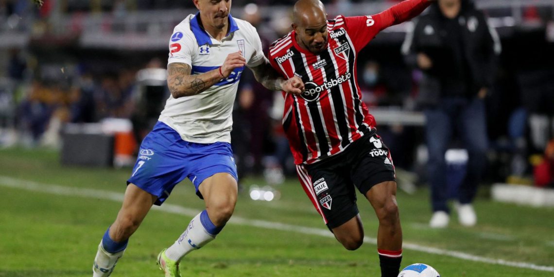 Com três jogadores a menos, São Paulo derrota Universidad Católica