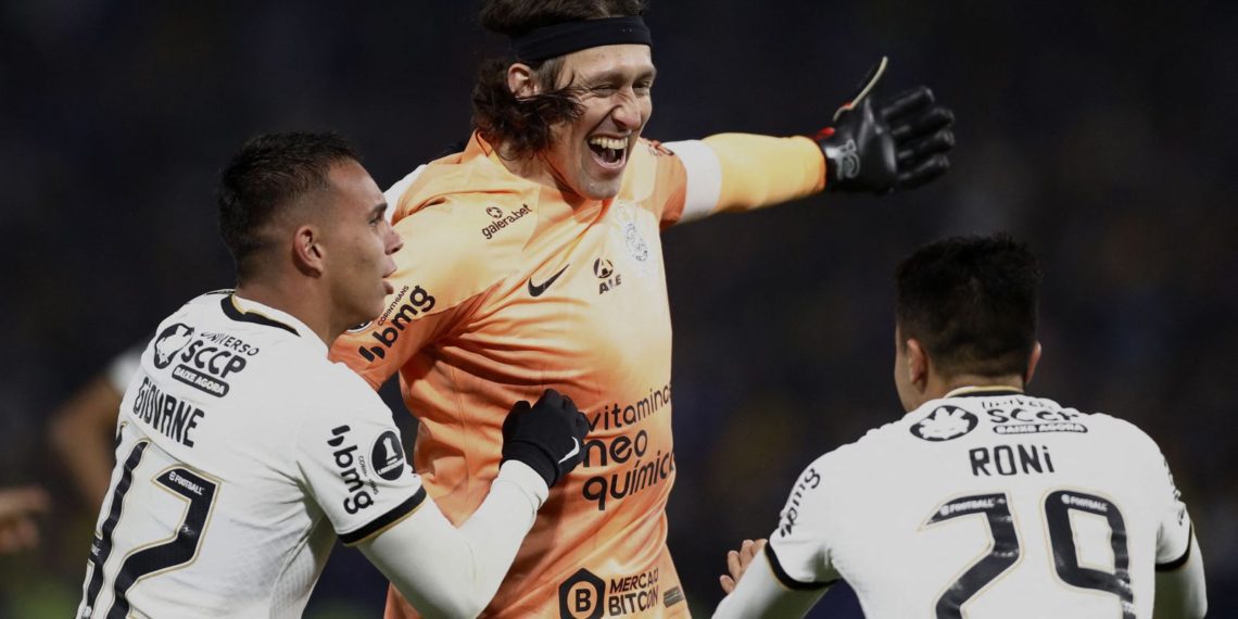Corinthians supera Boca nos pênaltis e segue vivo na Libertadores