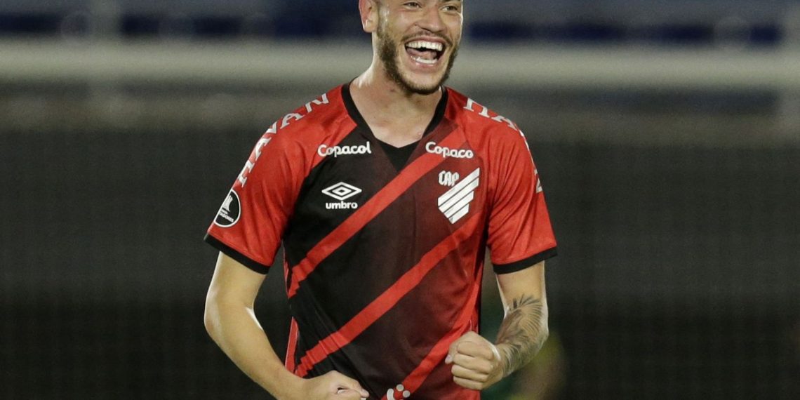 Libertadores: Athletico-PR arranca empate com Libertad e avança