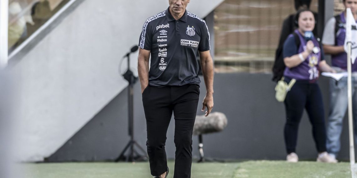 Santos anuncia a saída do técnico Fabián Bustos