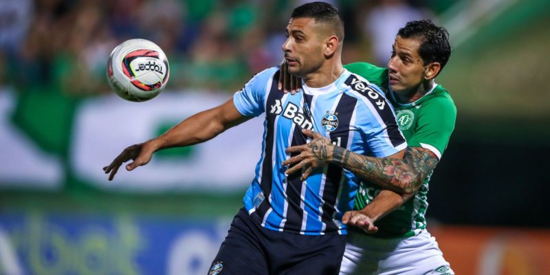 Com um a menos, Grêmio segura empate com Chapecoense pela Série B