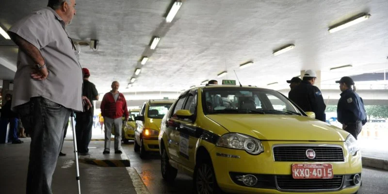 Auxílio para taxistas e caminhoneiros começa a ser pago em agosto