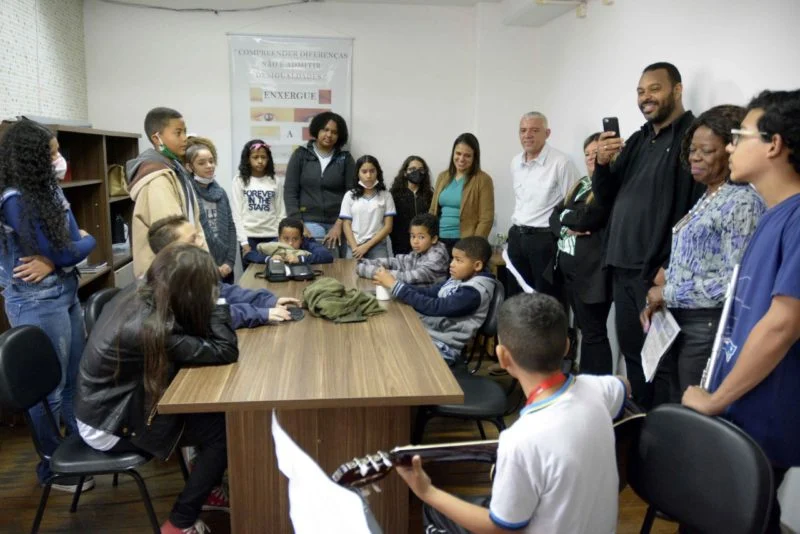 Alunos da Escola Vocacionada à Música produzem jornal impresso – Barra Mansa