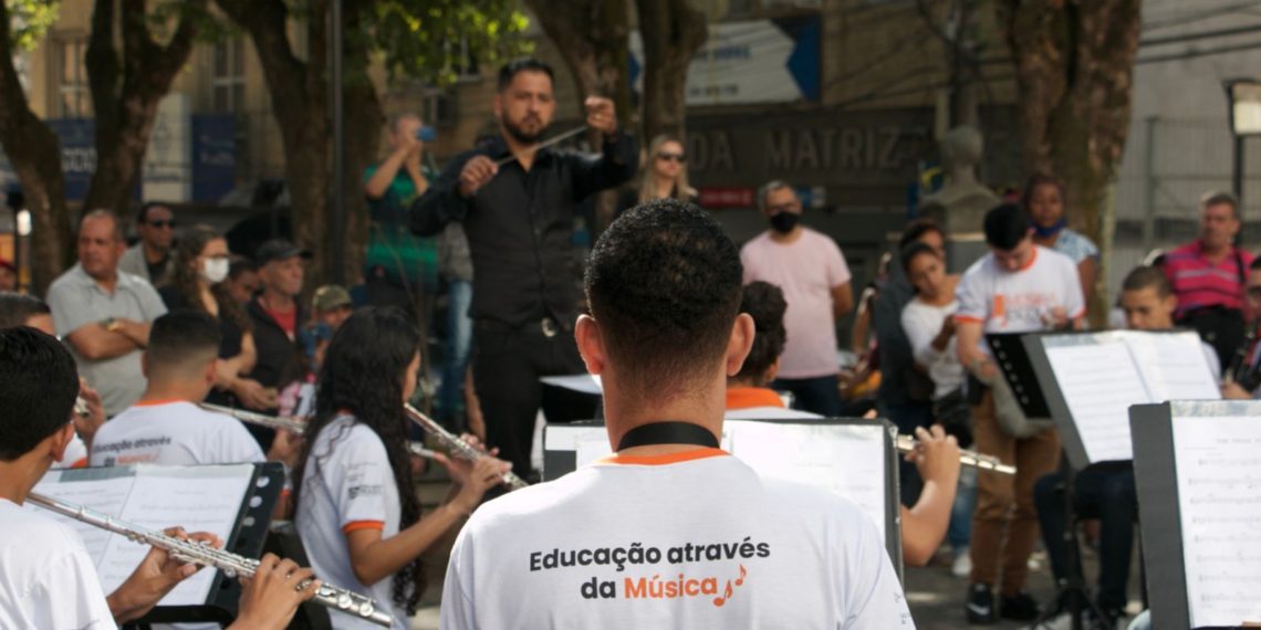 Marching Band do Projeto Música nas Escolas se apresenta na Praça da Matriz – Barra Mansa