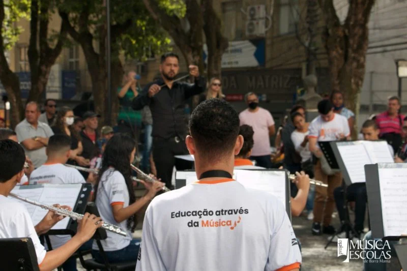 Marching Band do Projeto Música nas Escolas se apresenta na Praça da Matriz – Barra Mansa