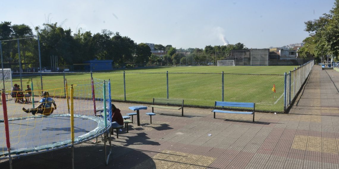 Neto entrega revitalização do campo de futebol e praça de lazer do Siderlândia