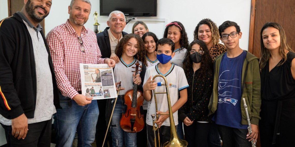 Rodrigo Drable recebe jornal produzidos por alunos de escola da rede municipal – Barra Mansa