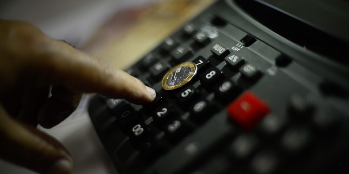 Atividade econômica recua 0,44% em abril, segundo Banco Central