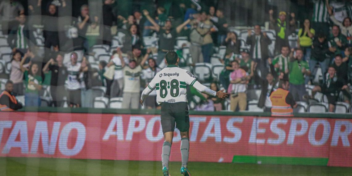 Coritiba derrota Fortaleza com gol nos acréscimos