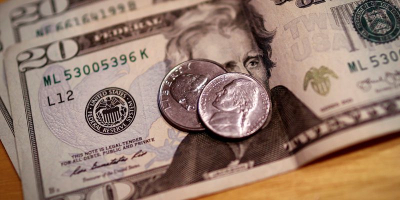 Dólar fecha estável à espera de pistas do BC norte-americano