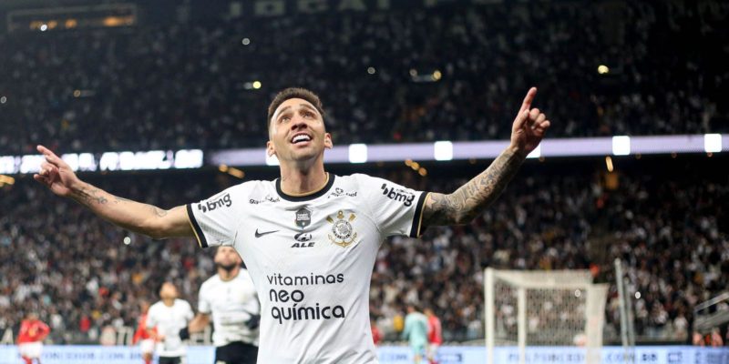 Corinthians vence Bragantino e encerra seca de vitórias no Brasileiro
