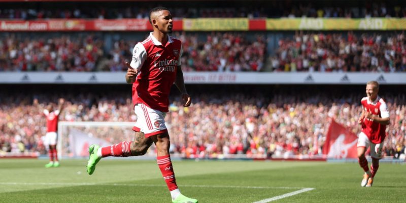 Gabriel Jesus estreia no Arsenal com 2 dois gols e uma assistência
