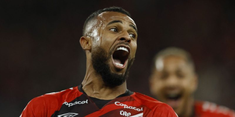 Athletico bate Palmeiras e fica a um empate da final da Libertadores