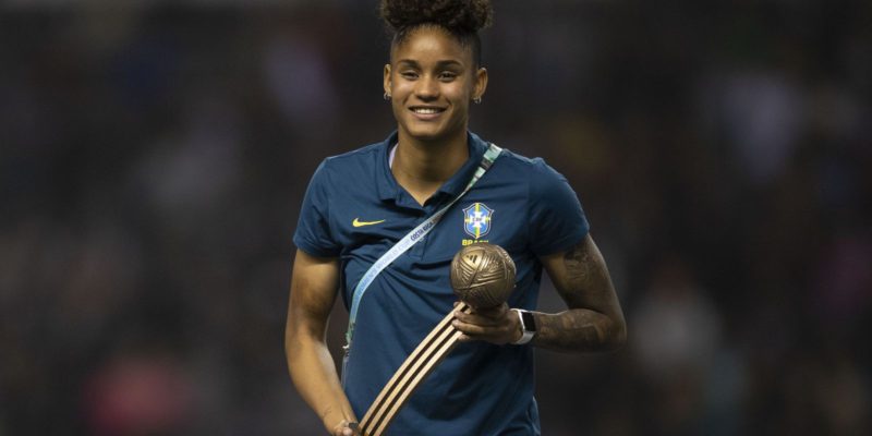 Zagueira-artilheira do Brasil leva Bola de Bronze do Mundial sub-20