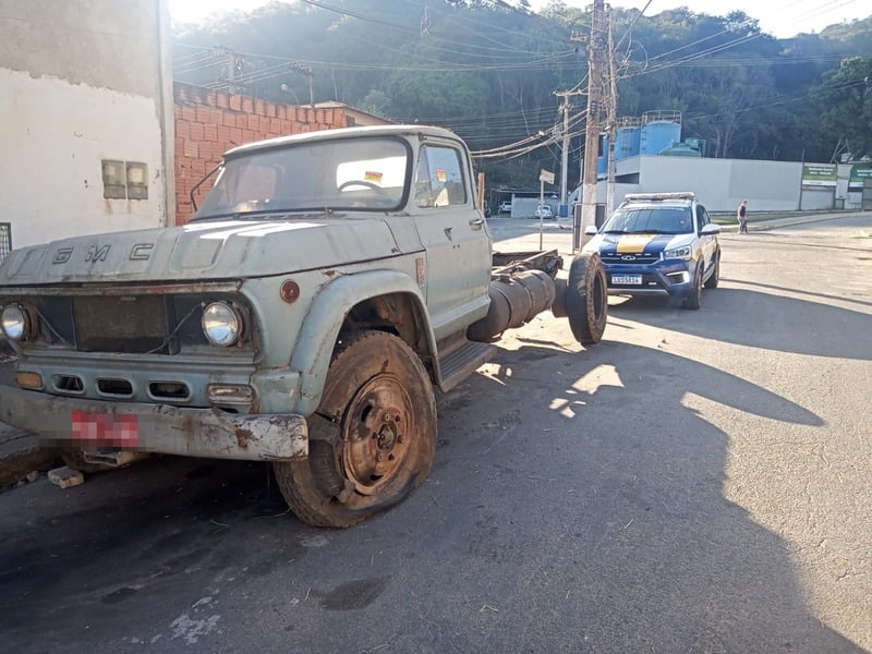 Guarda Comunitária retira 75 veículos abandonados das ruas de Volta Redonda