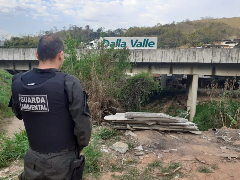 Guarda Ambiental de Barra Mansa flagra dois homens descartando telhas à margem do Córrego Cotiara – Barra Mansa