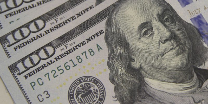 Dólar fecha a R$ 5,16 e vale mais do que euro